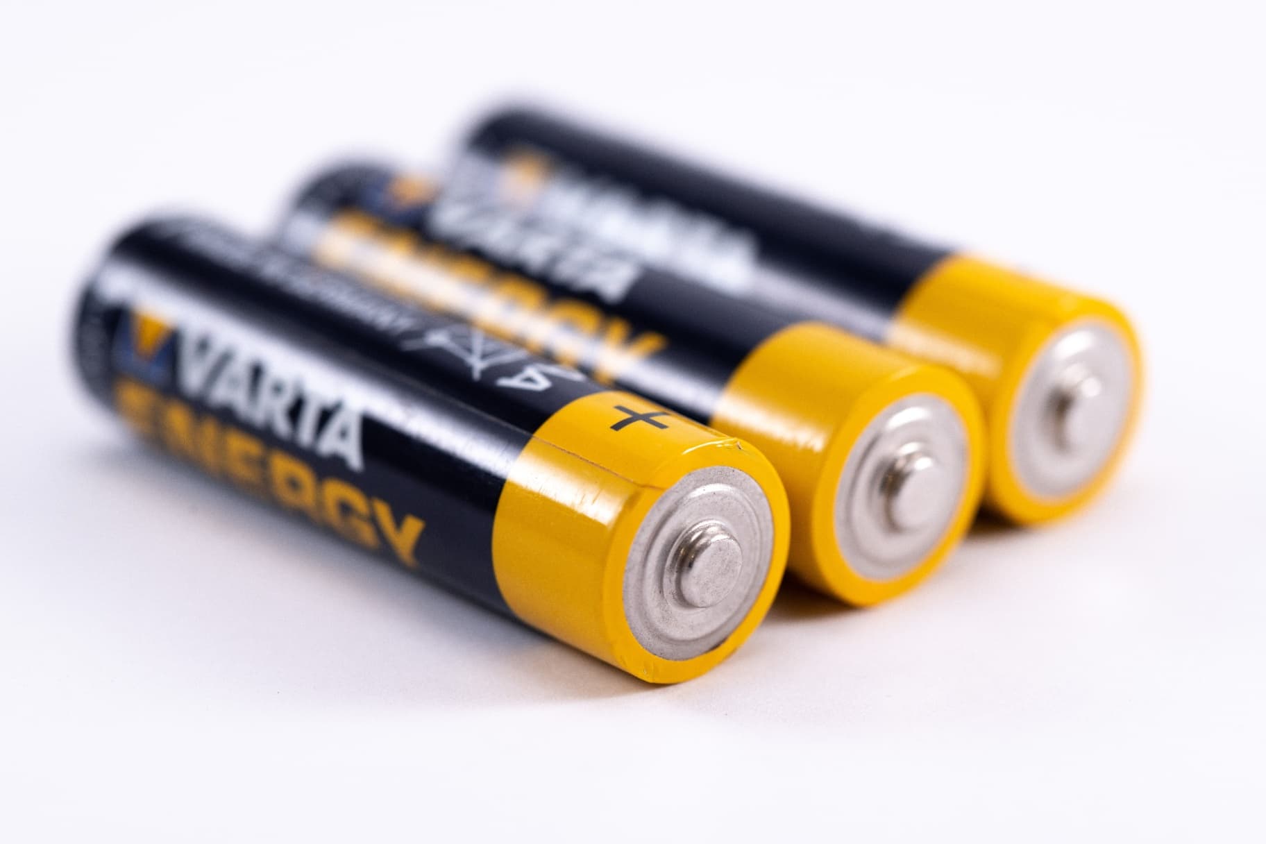 Tri batérie Varta Energy položené vedľa seba na bielom podklade