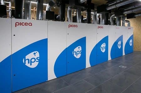 Rad moderných vodíkových energetických systémov Picea od spoločnosti HPS v technickej miestnosti