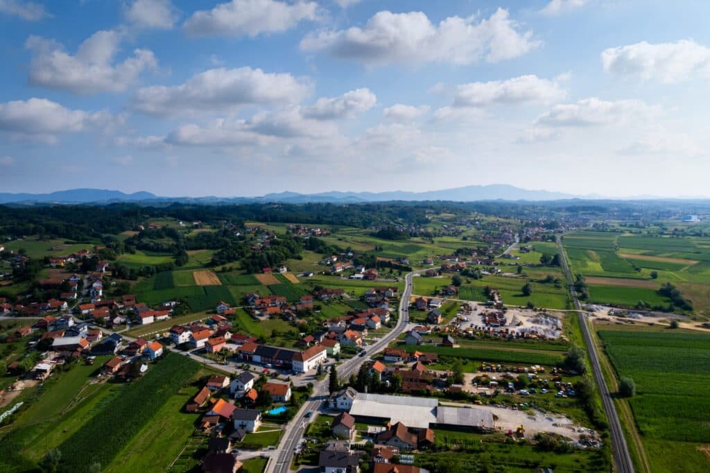 Energetické komunity na Slovensku: Ako si legálne zdieľať elektrinu zo slnka so susedmi?